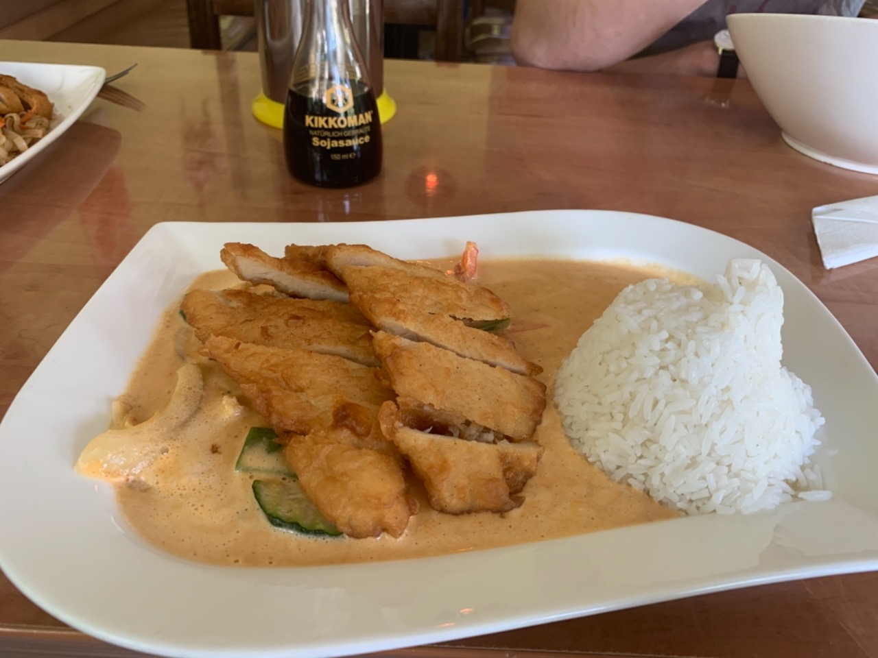 Reis Erdnuss-sauce mit crispy chicken (21C)